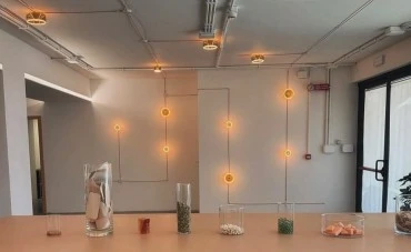 L'installazione con le lampadine Ghost accende la boutique Alysi di Roma